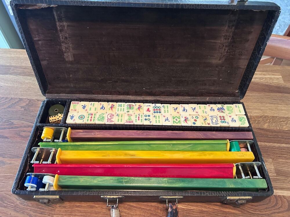 Vintage Bakelite Catalin Mah Jong Set 152 Tiles, 5 Racks, 2 Dice & Bettor Wheel.